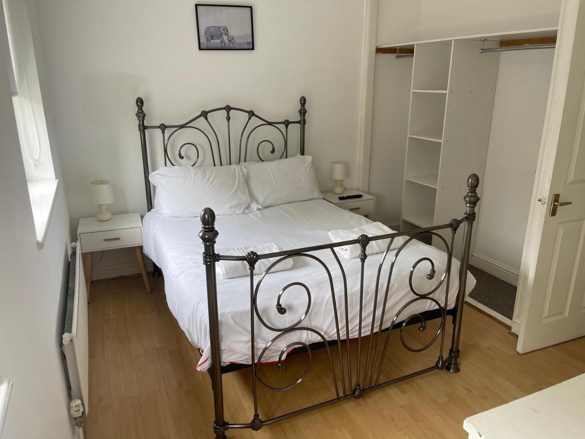 House Number 12 Sleeps Up To 4 With Smart Tvs In Every Room เวลลิงตัน ภายนอก รูปภาพ